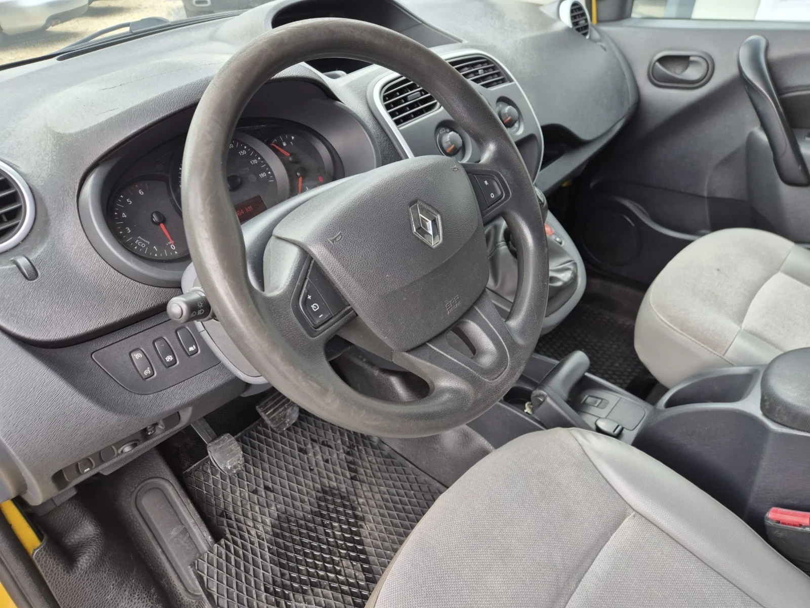 Renault Kangoo MAXXI , снимка 8 - Автомобили и джипове - 54030538
