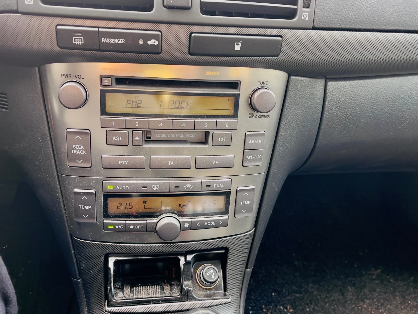 Toyota Avensis 1.8 VVTI, снимка 4 - Автомобили и джипове - 54178522