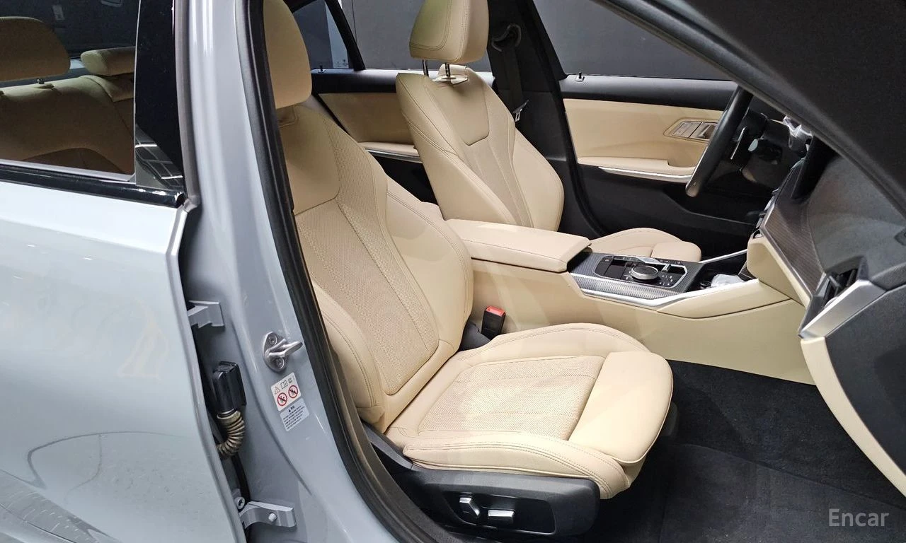 BMW 320 i* M-SPORT* DISTRONIC* LASER* HEAD-UP* AMBIENT, снимка 9 - Автомобили и джипове - 54710239