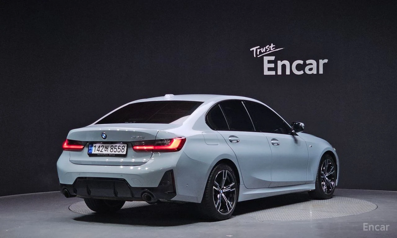 BMW 320 i* M-SPORT* DISTRONIC* LASER* HEAD-UP* AMBIENT, снимка 4 - Автомобили и джипове - 54710239