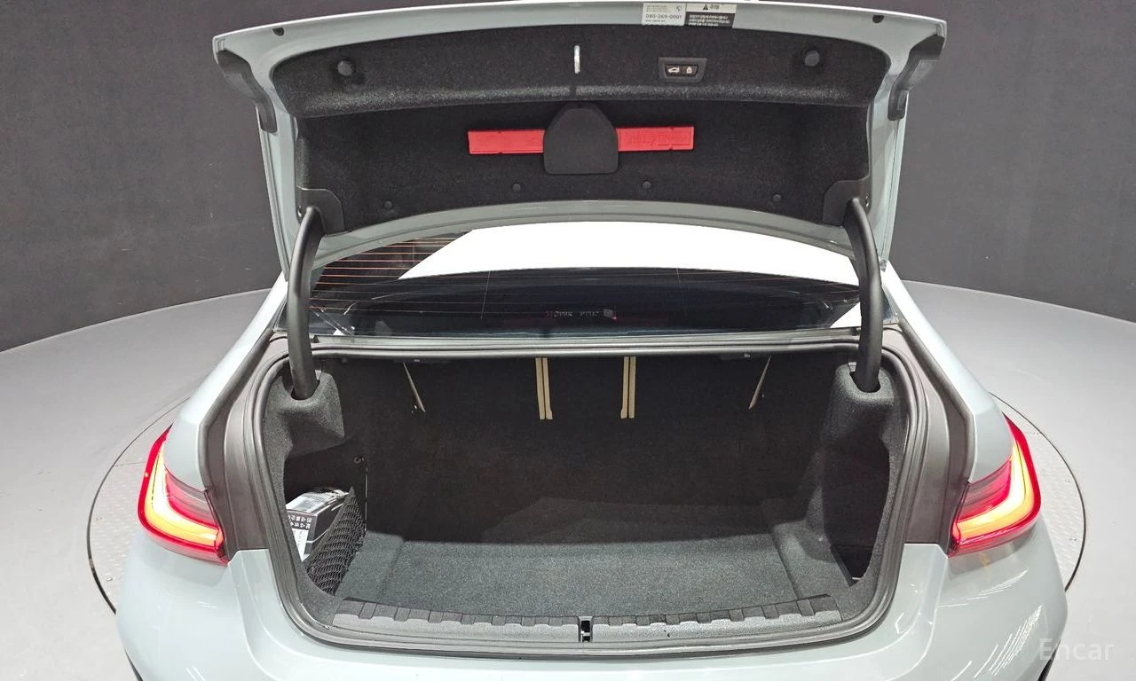 BMW 320 i* M-SPORT* DISTRONIC* LASER* HEAD-UP* AMBIENT, снимка 7 - Автомобили и джипове - 54710239