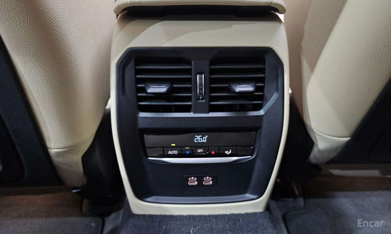 BMW 320 i* M-SPORT* DISTRONIC* LASER* HEAD-UP* AMBIENT, снимка 17 - Автомобили и джипове - 54710239