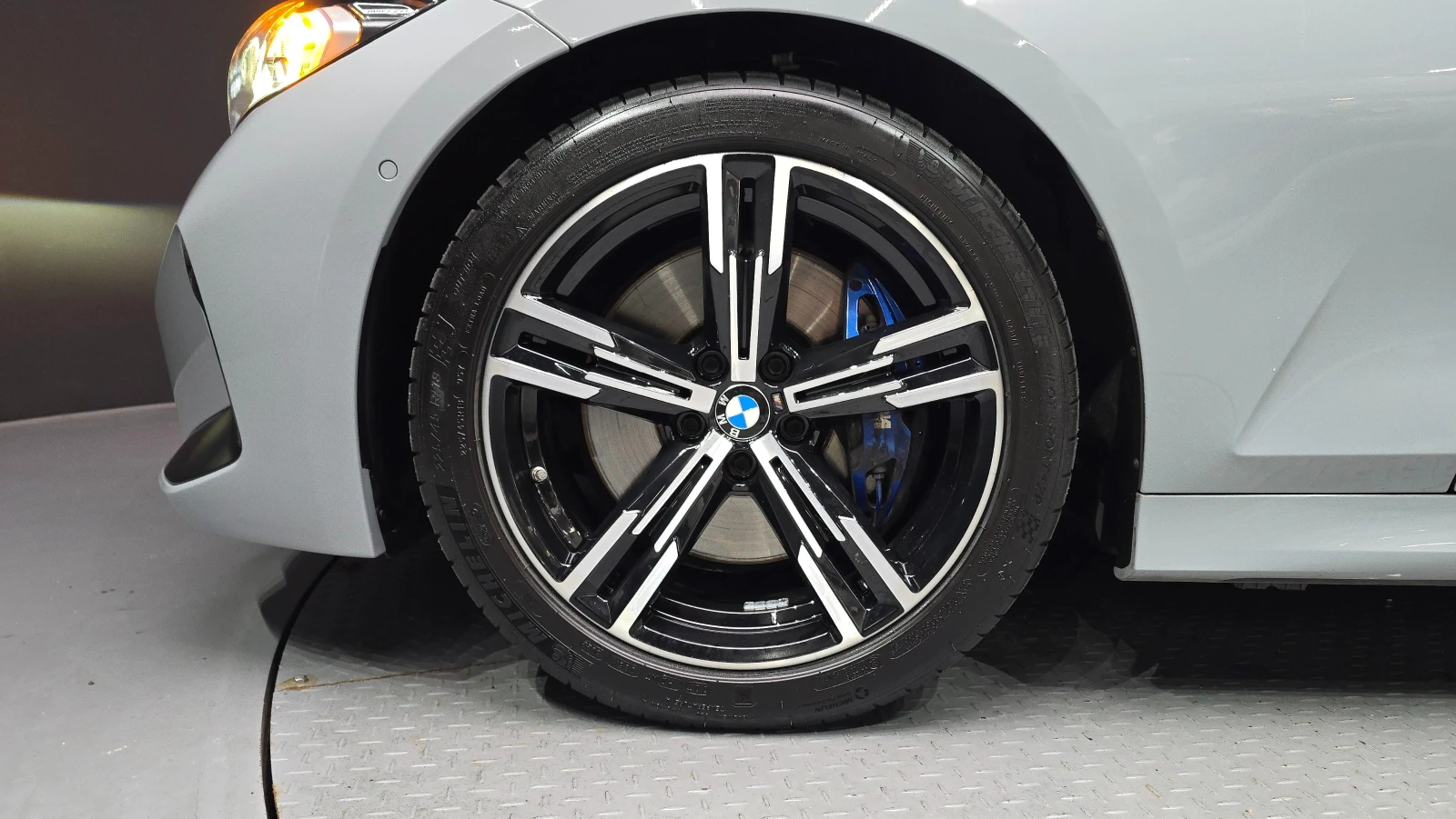 BMW 320 i* M-SPORT* DISTRONIC* LASER* HEAD-UP* AMBIENT, снимка 5 - Автомобили и джипове - 54710239