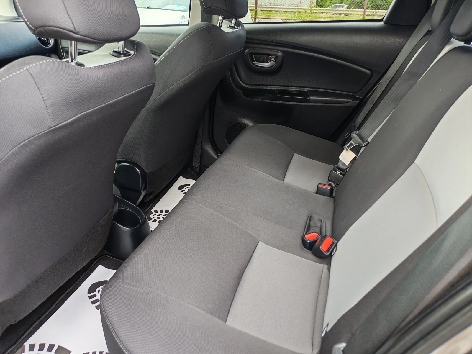 Toyota Yaris 1.5 , снимка 6 - Автомобили и джипове - 54763565