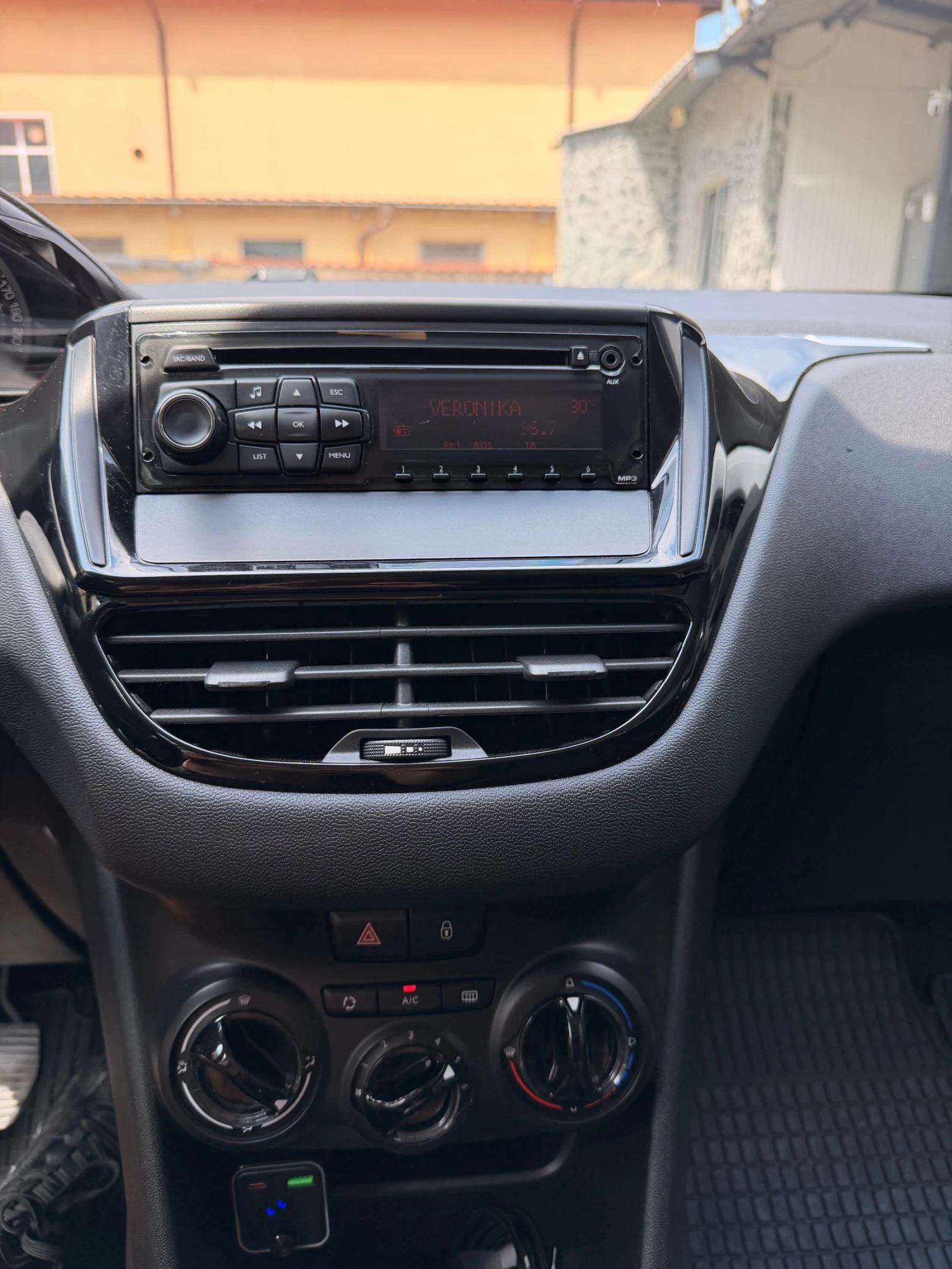 Peugeot 208 208 1.4hdi СЕРВИЗНА* ИСТОРИЯ, снимка 11 - Автомобили и джипове - 55800854
