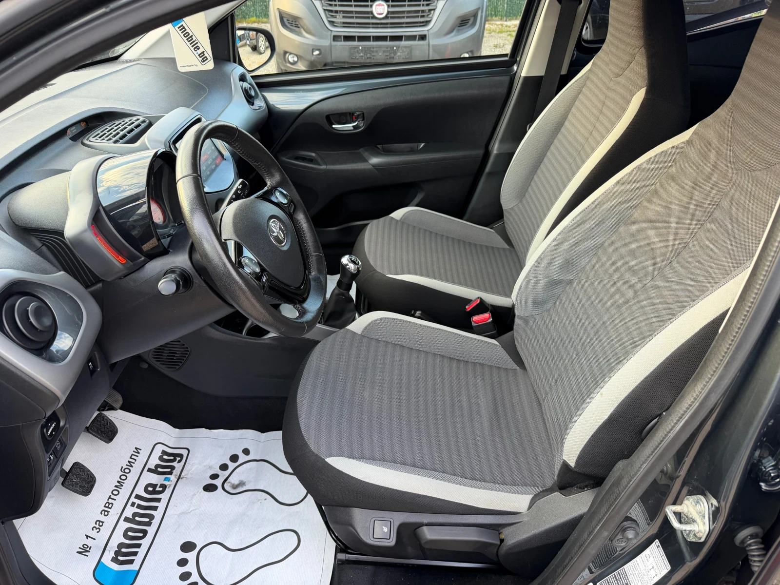 Toyota Aygo 1.0i/70hp/NAVI/facelift/Service book/, снимка 10 - Автомобили и джипове - 53979020