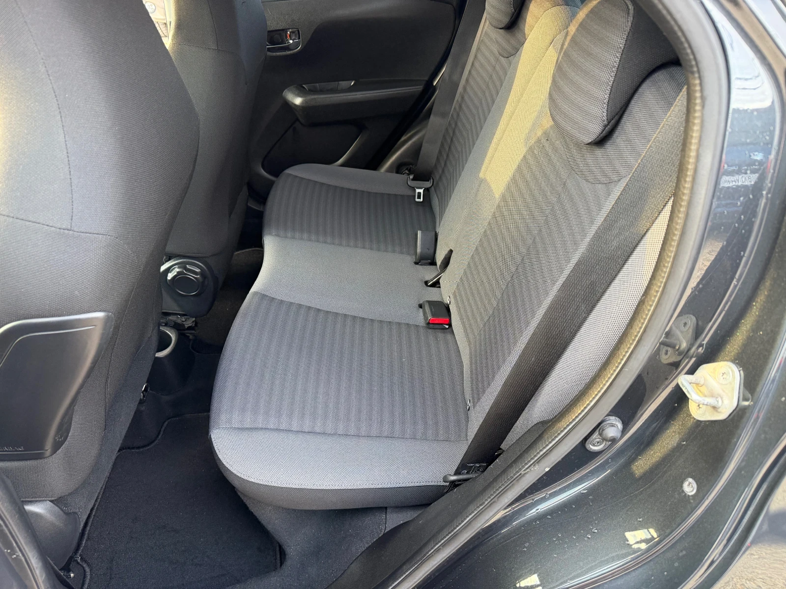 Toyota Aygo 1.0i/70hp/NAVI/facelift/Service book/, снимка 12 - Автомобили и джипове - 53979020