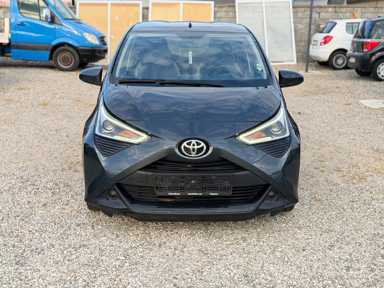 Toyota Aygo 1.0i/70hp/NAVI/facelift/Service book/, снимка 2 - Автомобили и джипове - 53979020