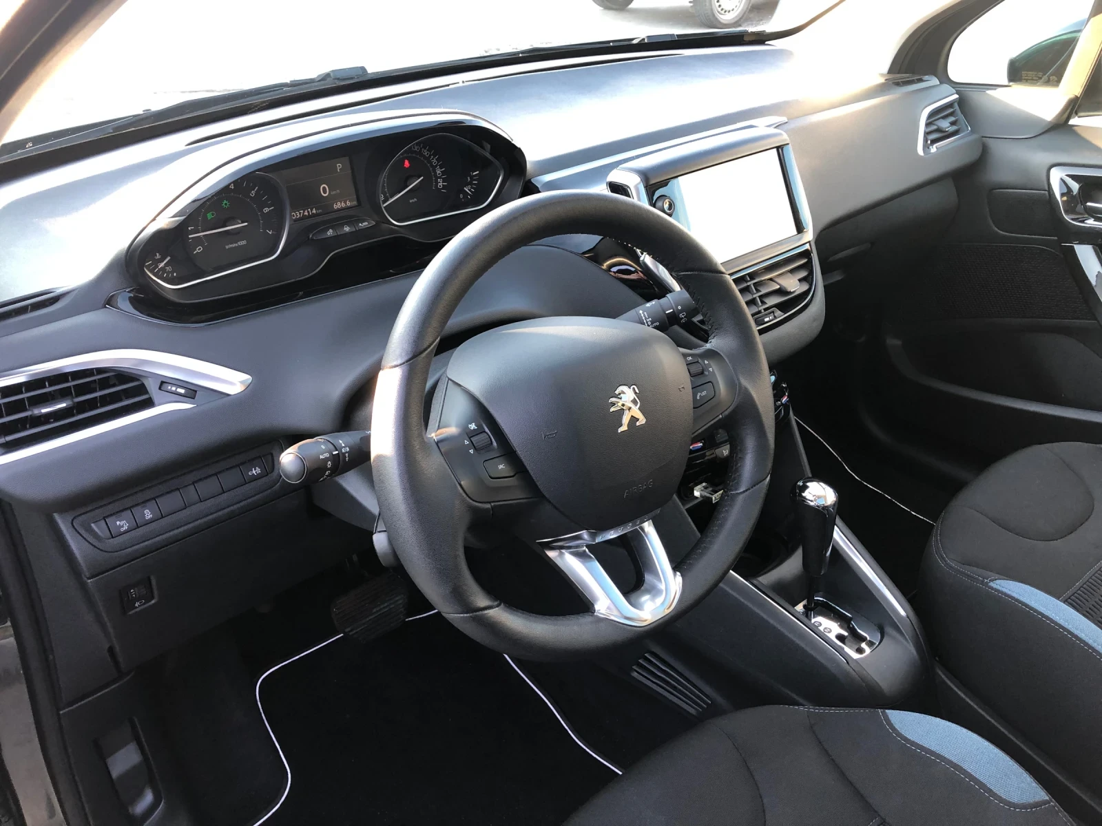 Peugeot 208 1.6, Швейцария, Реални 68км, Подгрев, Стъклен тава - изображение 4
