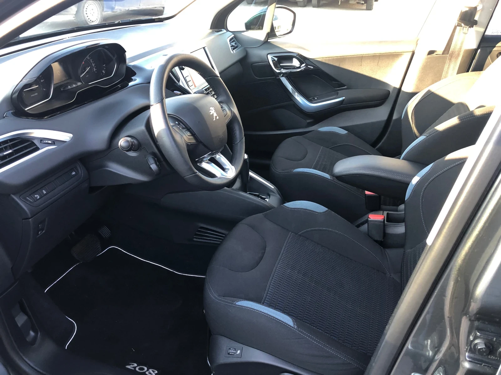 Peugeot 208 1.6, Швейцария, Реални 68км, Подгрев, Стъклен тава - изображение 3