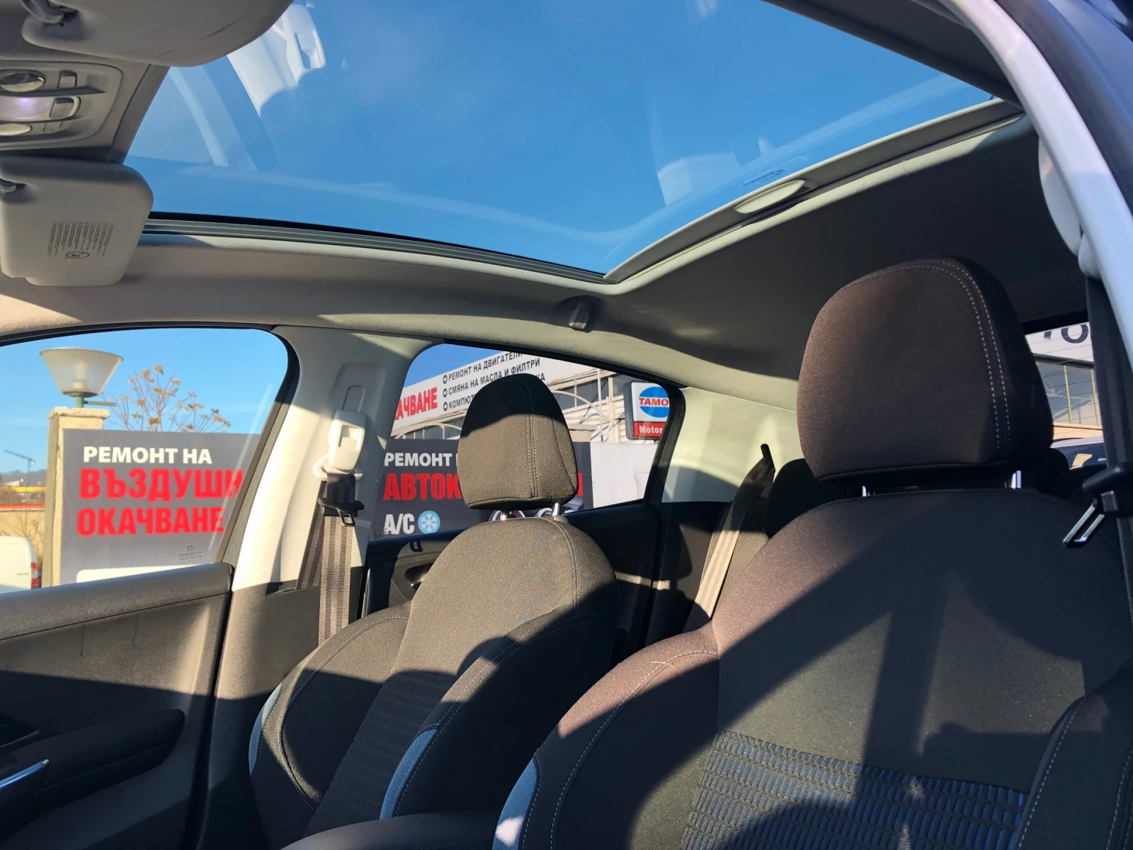 Peugeot 208 1.6, Швейцария, Реални 68км, Подгрев, Стъклен тава - изображение 2