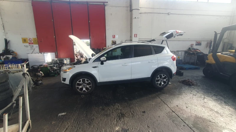 Ford Kuga 2.0 TDCI, снимка 8 - Автомобили и джипове - 48247342