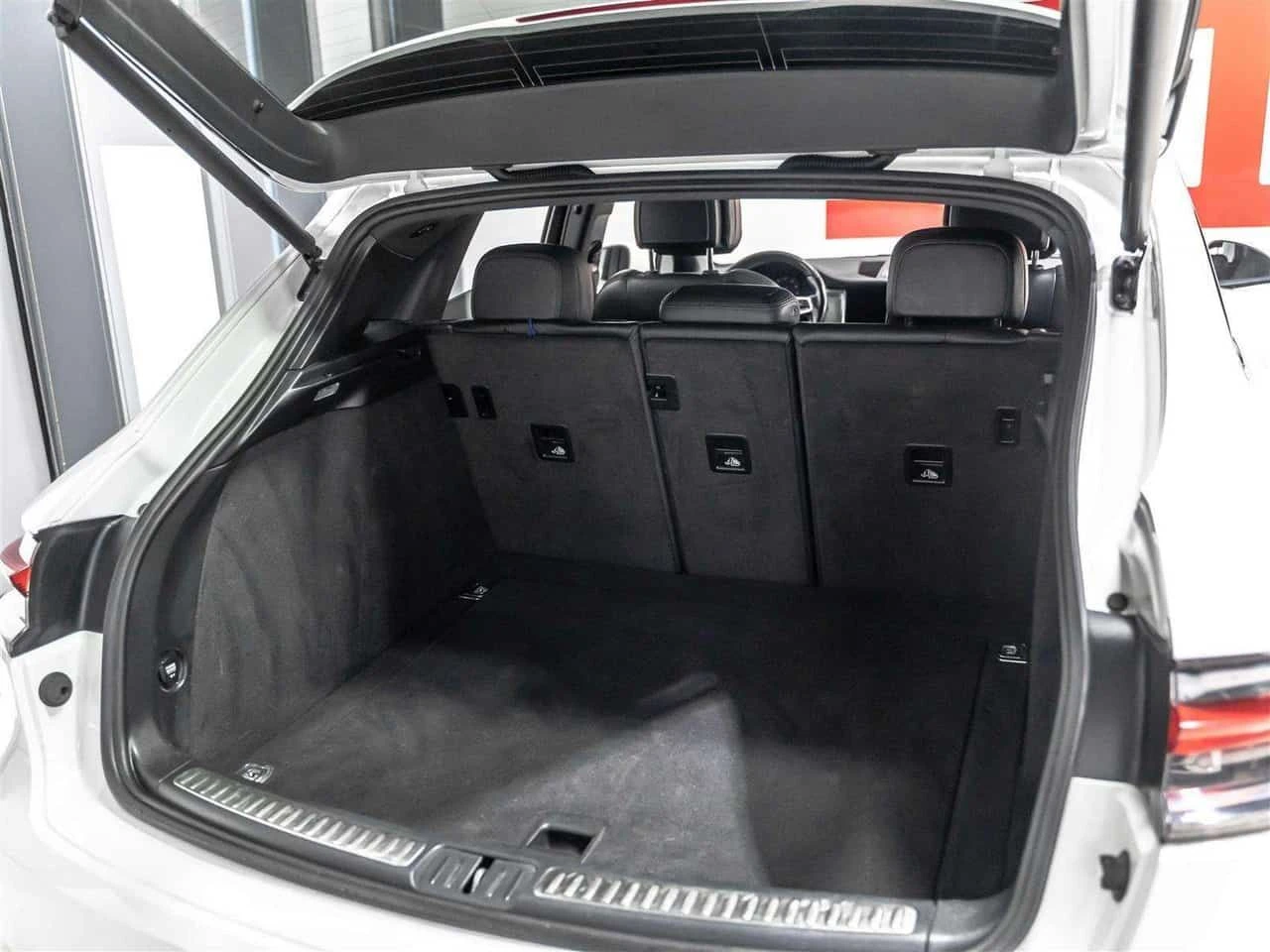 Porsche Macan * Accident Free| Canadian Vehicle| Carbon Fiber He, снимка 12 - Автомобили и джипове - 54805270