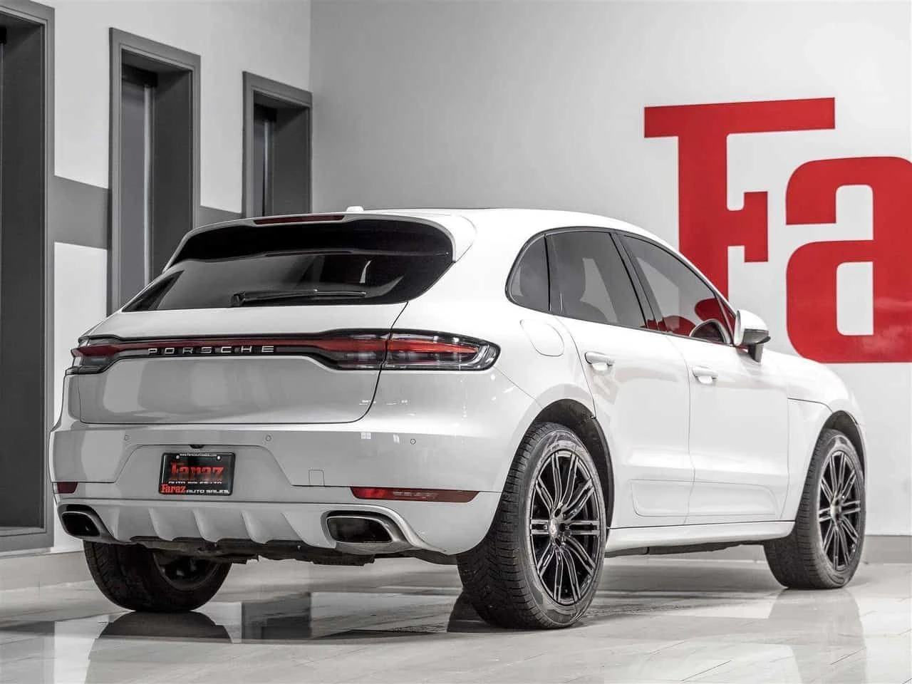 Porsche Macan * Accident Free| Canadian Vehicle| Carbon Fiber He, снимка 2 - Автомобили и джипове - 54805270