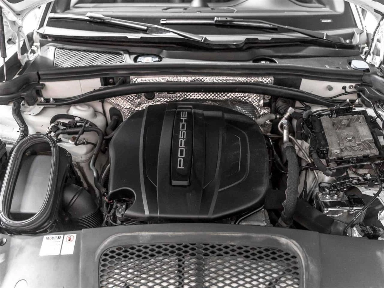 Porsche Macan * Accident Free| Canadian Vehicle| Carbon Fiber He, снимка 14 - Автомобили и джипове - 54805270