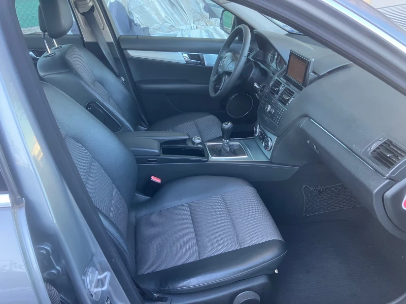 Mercedes-Benz C 220 Аvangarde, снимка 12 - Автомобили и джипове - 52493646