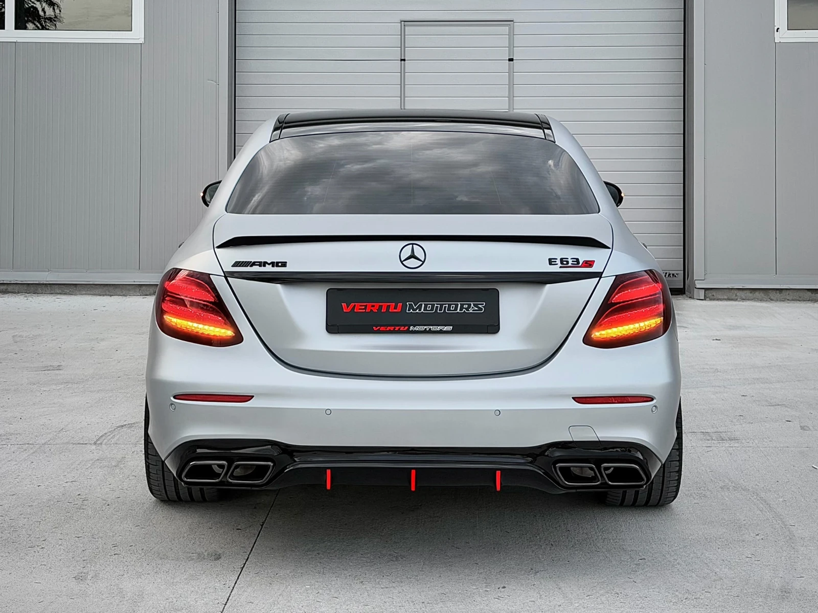 Mercedes-Benz E 400 AMG 6.3 OPTIC/DISTRONIC+ /MASSAGE/DIGITAL/3xTV, снимка 3 - Автомобили и джипове - 55092870