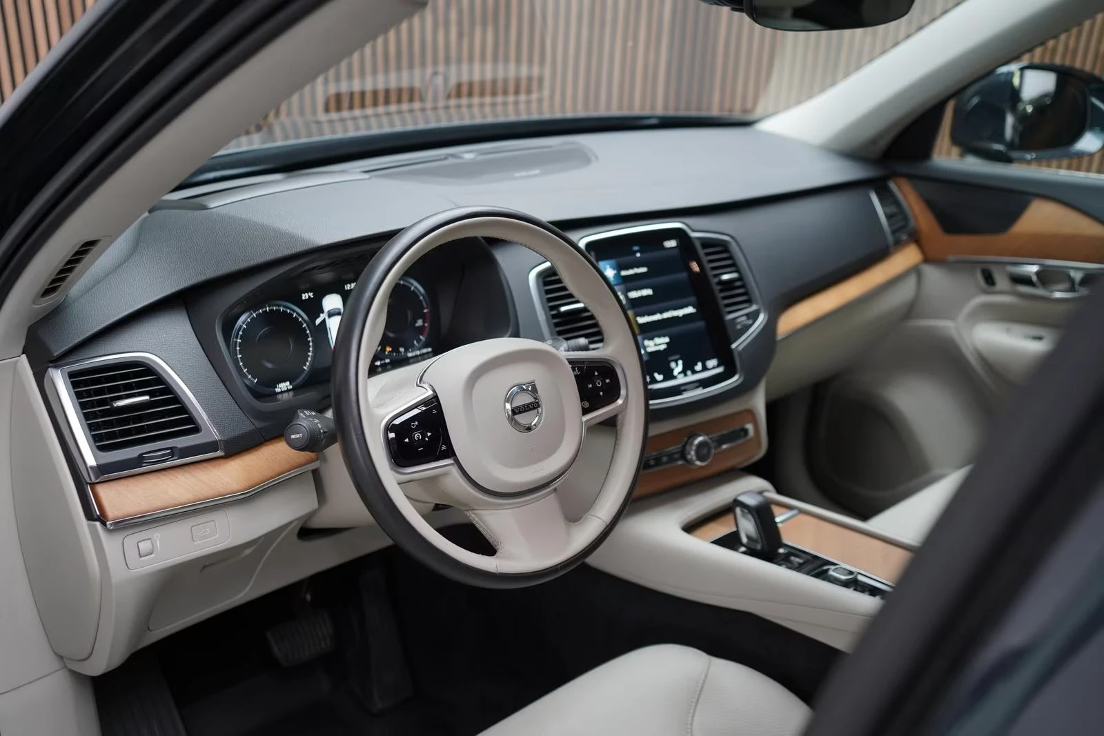 Volvo Xc90 B5/MOMENTUM-PRO/235HP/7S/AWD/360/AHK/HUD/H&K/625q, снимка 7 - Автомобили и джипове - 55738392