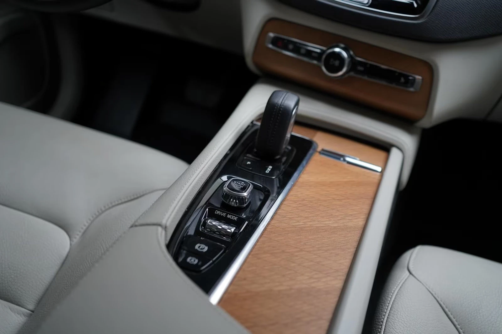 Volvo Xc90 B5/MOMENTUM-PRO/235HP/7S/AWD/360/AHK/HUD/H&K/625q, снимка 10 - Автомобили и джипове - 55738392