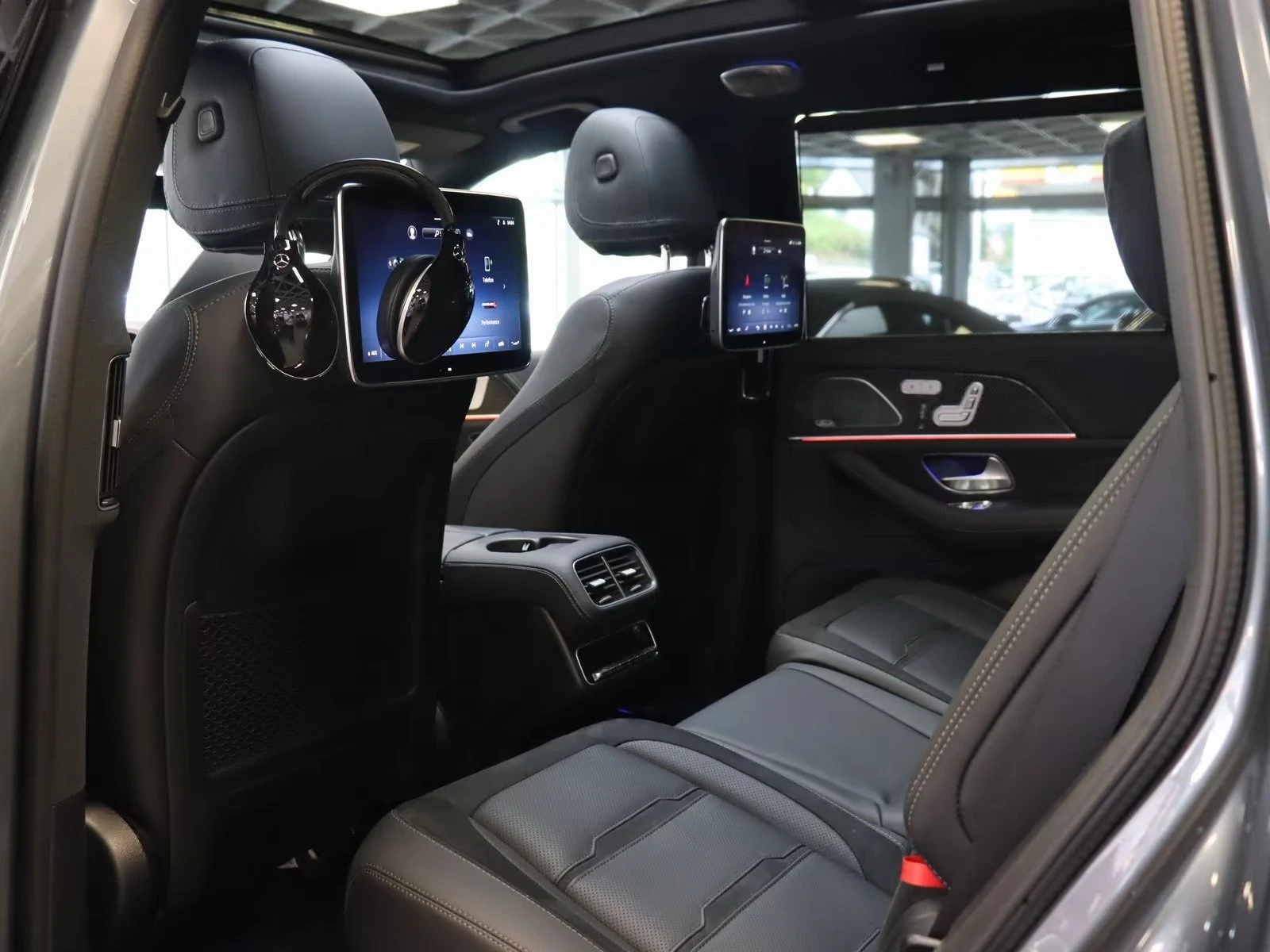 Mercedes-Benz GLS 63 AMG FACELIFT/ 4M / CARBON/ BURM / NIGHT / TV/ PANO/, снимка 14 - Автомобили и джипове - 55740515