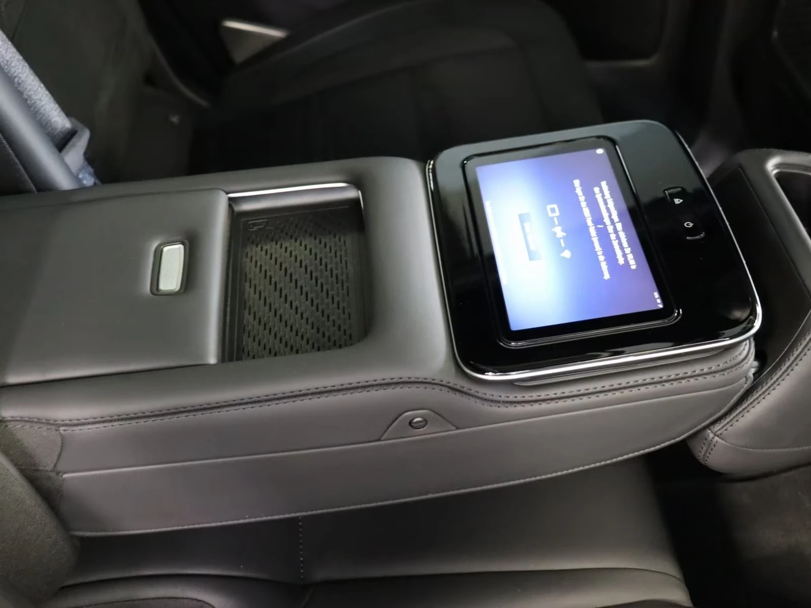 Mercedes-Benz GLS 63 AMG FACELIFT/ 4M / CARBON/ BURM / NIGHT / TV/ PANO/, снимка 16 - Автомобили и джипове - 55740515