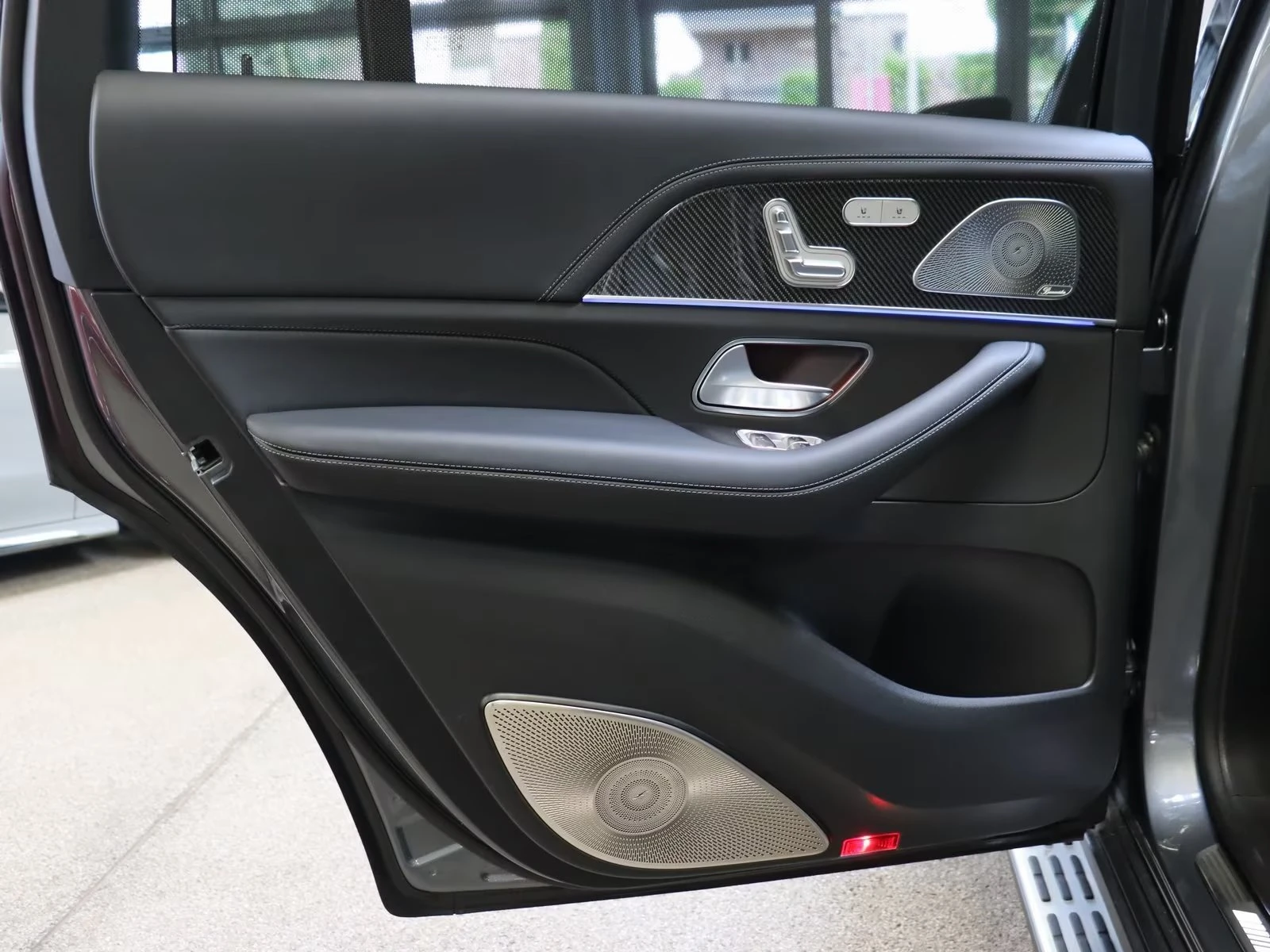 Mercedes-Benz GLS 63 AMG FACELIFT/ 4M / CARBON/ BURM / NIGHT / TV/ PANO/, снимка 13 - Автомобили и джипове - 55740515
