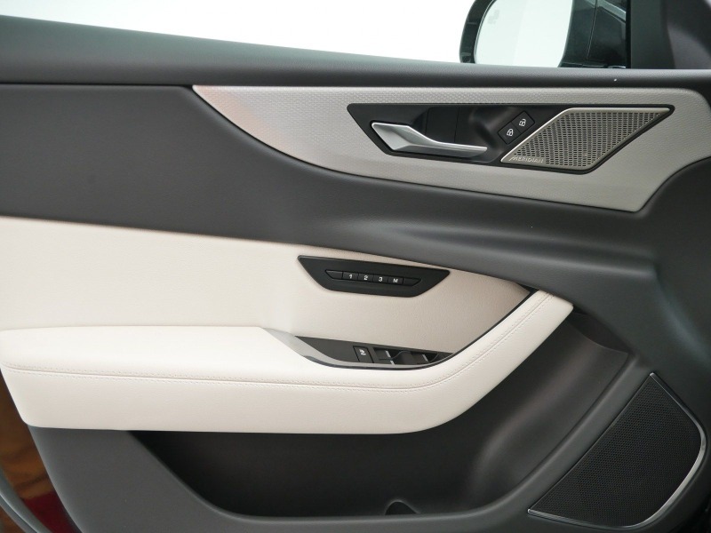 Jaguar XE D200 AWD = R-Dynamic HSE= Panorama Гаранция, снимка 5 - Автомобили и джипове - 45778677