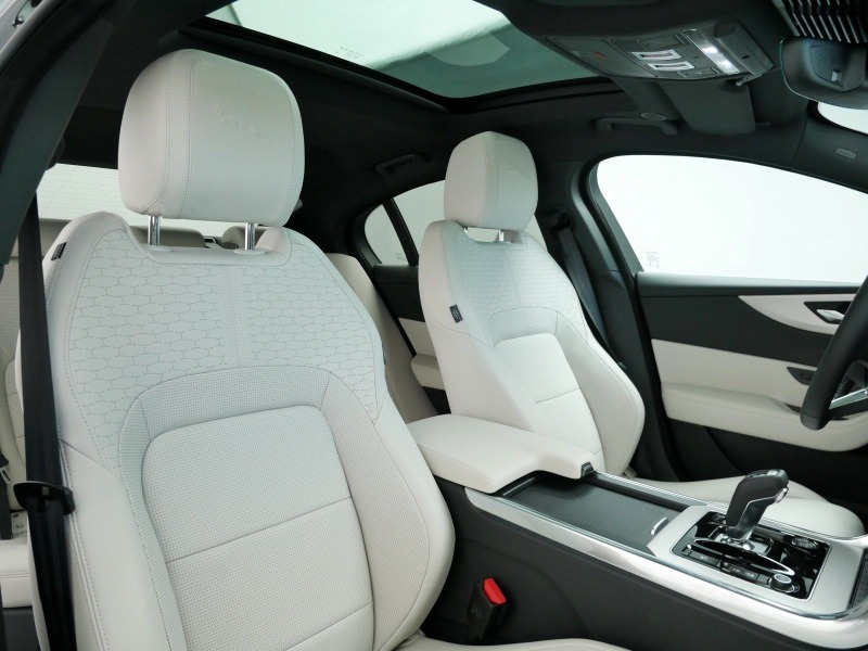 Jaguar XE D200 AWD = R-Dynamic HSE= Panorama Гаранция, снимка 10 - Автомобили и джипове - 45778677
