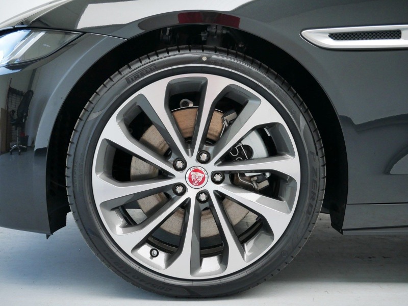 Jaguar XE D200 AWD = R-Dynamic HSE= Panorama Гаранция, снимка 4 - Автомобили и джипове - 45778677