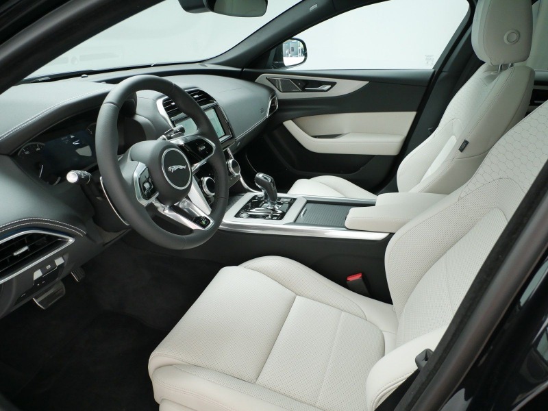 Jaguar XE D200 AWD = R-Dynamic HSE= Panorama Гаранция, снимка 6 - Автомобили и джипове - 45778677