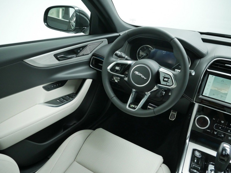 Jaguar XE D200 AWD = R-Dynamic HSE= Panorama Гаранция, снимка 9 - Автомобили и джипове - 45778677
