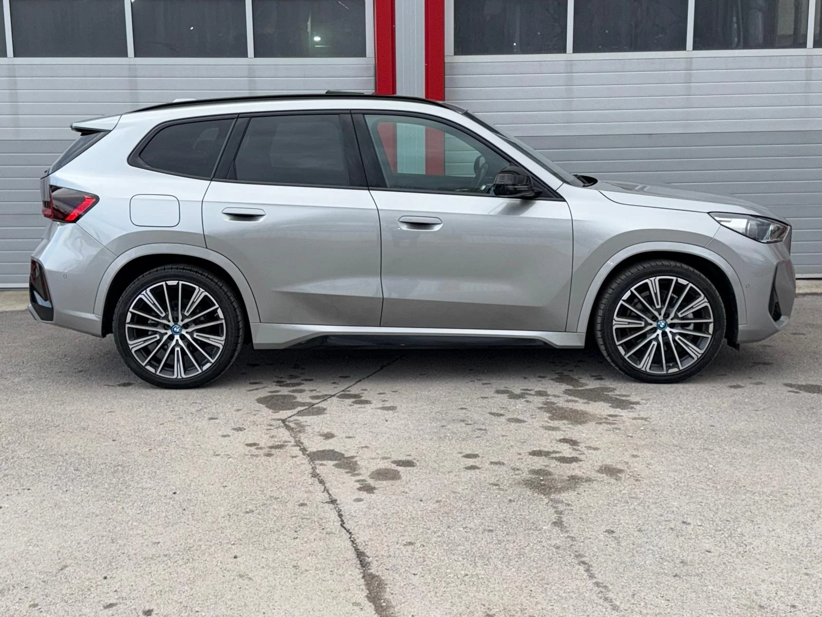 BMW iX1 M-SPORT HUD X-DRIVE KEY LESS 360KAMERA PANORAMA, снимка 7 - Автомобили и джипове - 54083494