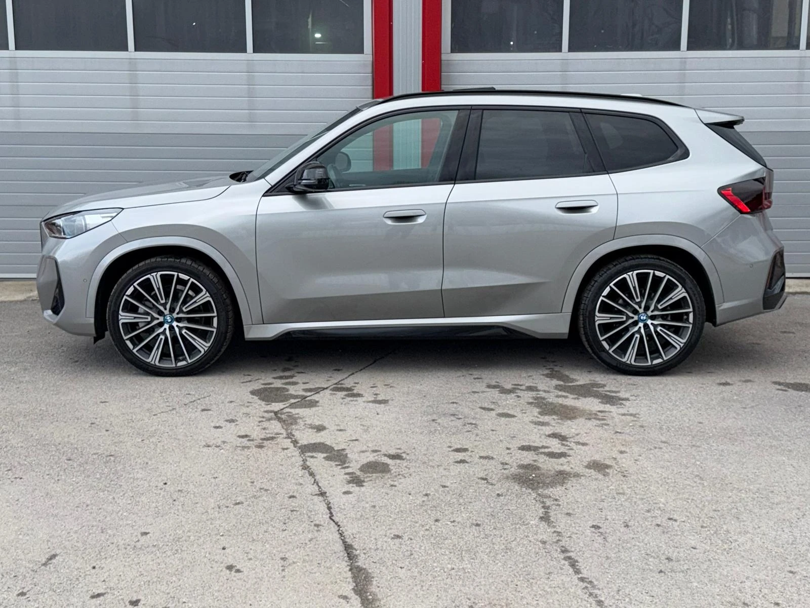 BMW iX1 M-SPORT HUD X-DRIVE KEY LESS 360KAMERA PANORAMA, снимка 6 - Автомобили и джипове - 54083494