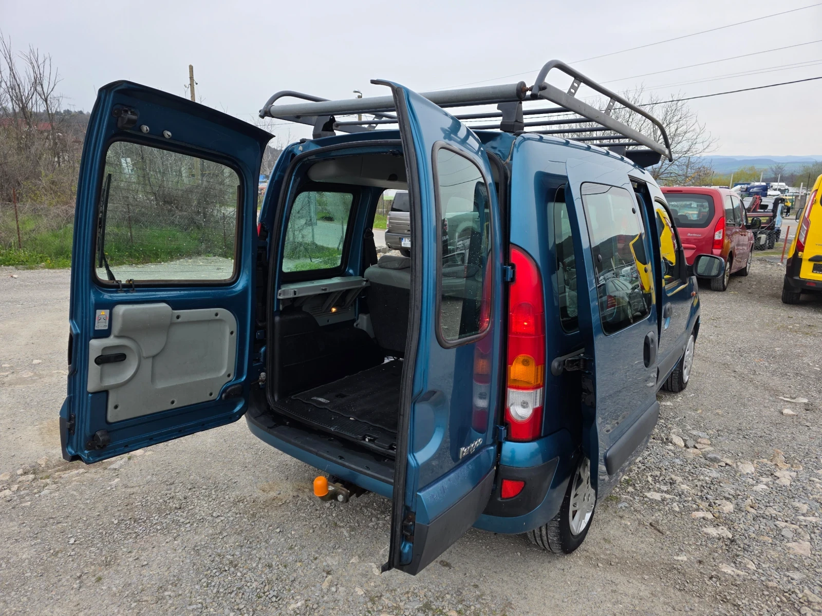 Renault Kangoo 1.6i Климатик, снимка 11 - Автомобили и джипове - 54163923