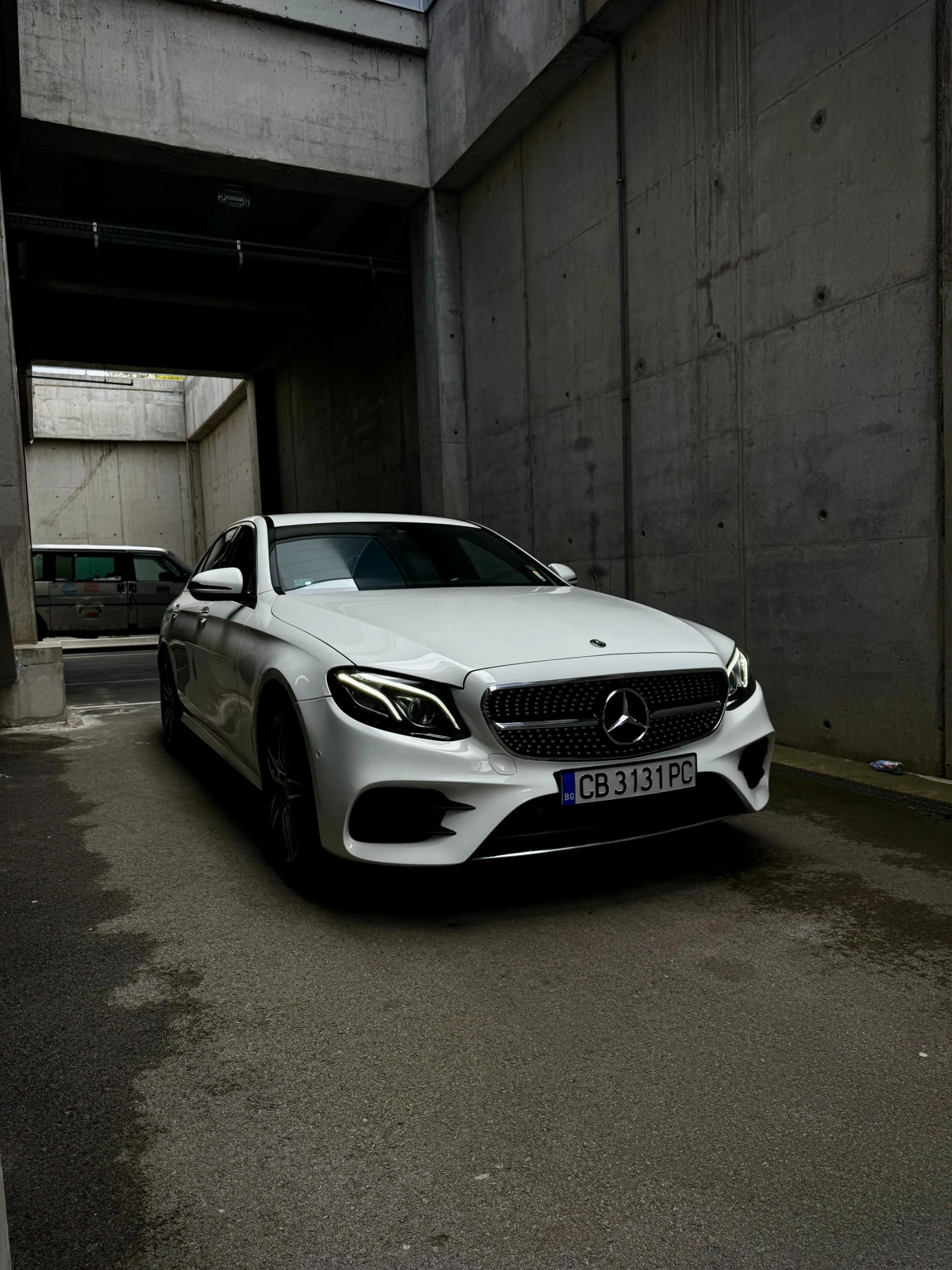 Mercedes-Benz E 220 AMG-Line 4matic , снимка 2 - Автомобили и джипове - 54509322