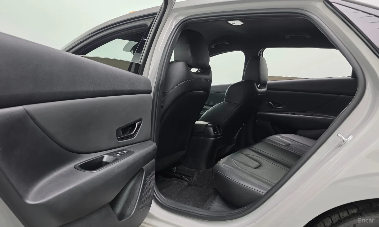 Hyundai Elantra, снимка 17 - Автомобили и джипове - 55188409