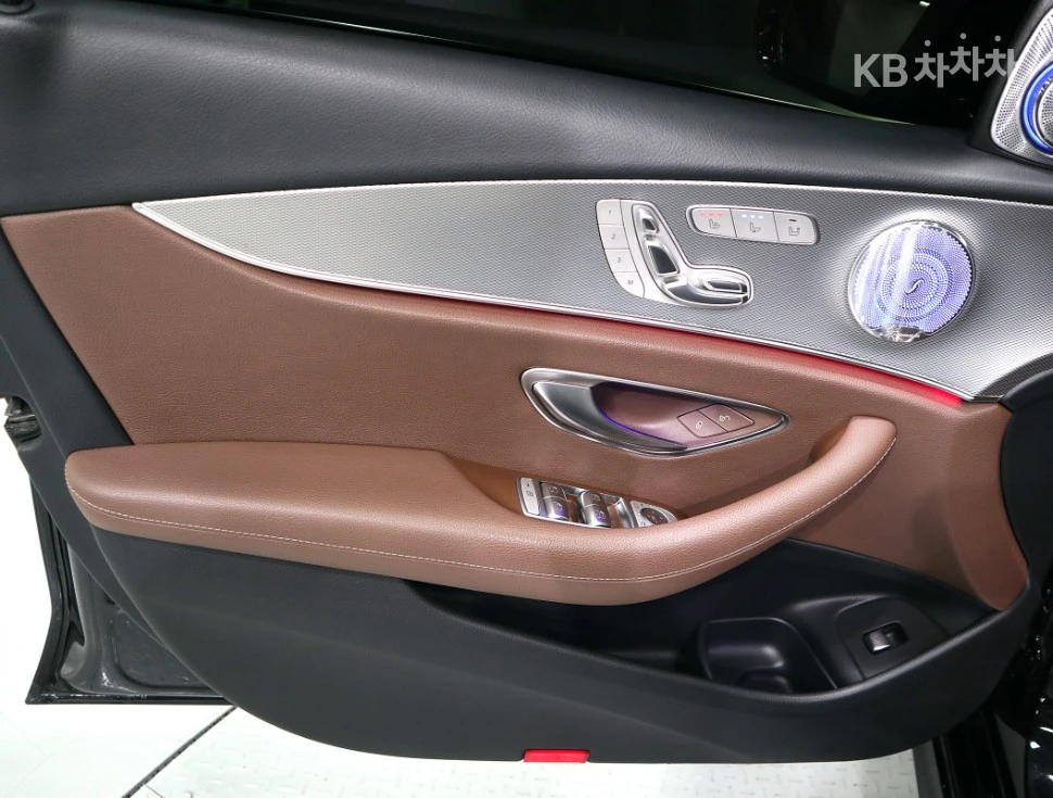 Mercedes-Benz E 300 4MATIC AMG LINE HEAD UP 360CAM PANORAMA !3D BURMES | Mobile.bg � ����������� 9
