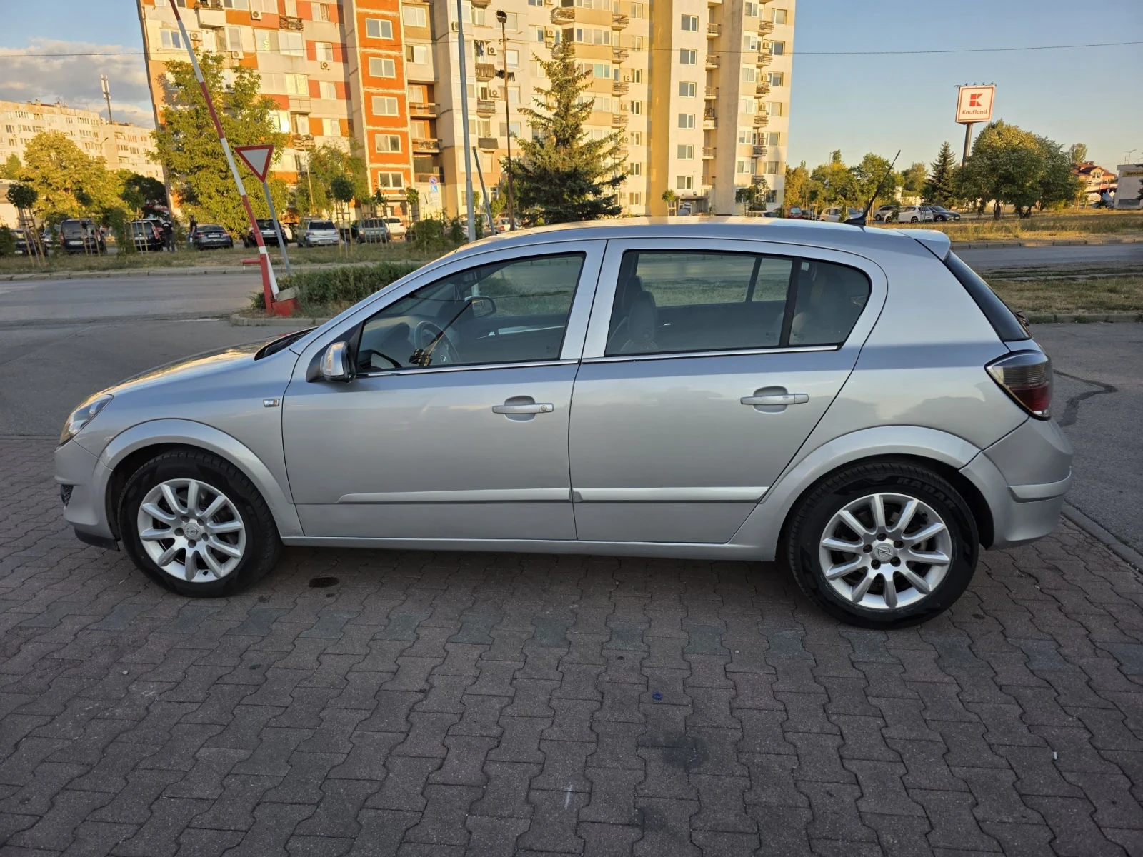 Opel Astra 1.9 cdti 6 степенен автомат, снимка 6 - Автомобили и джипове - 56106381