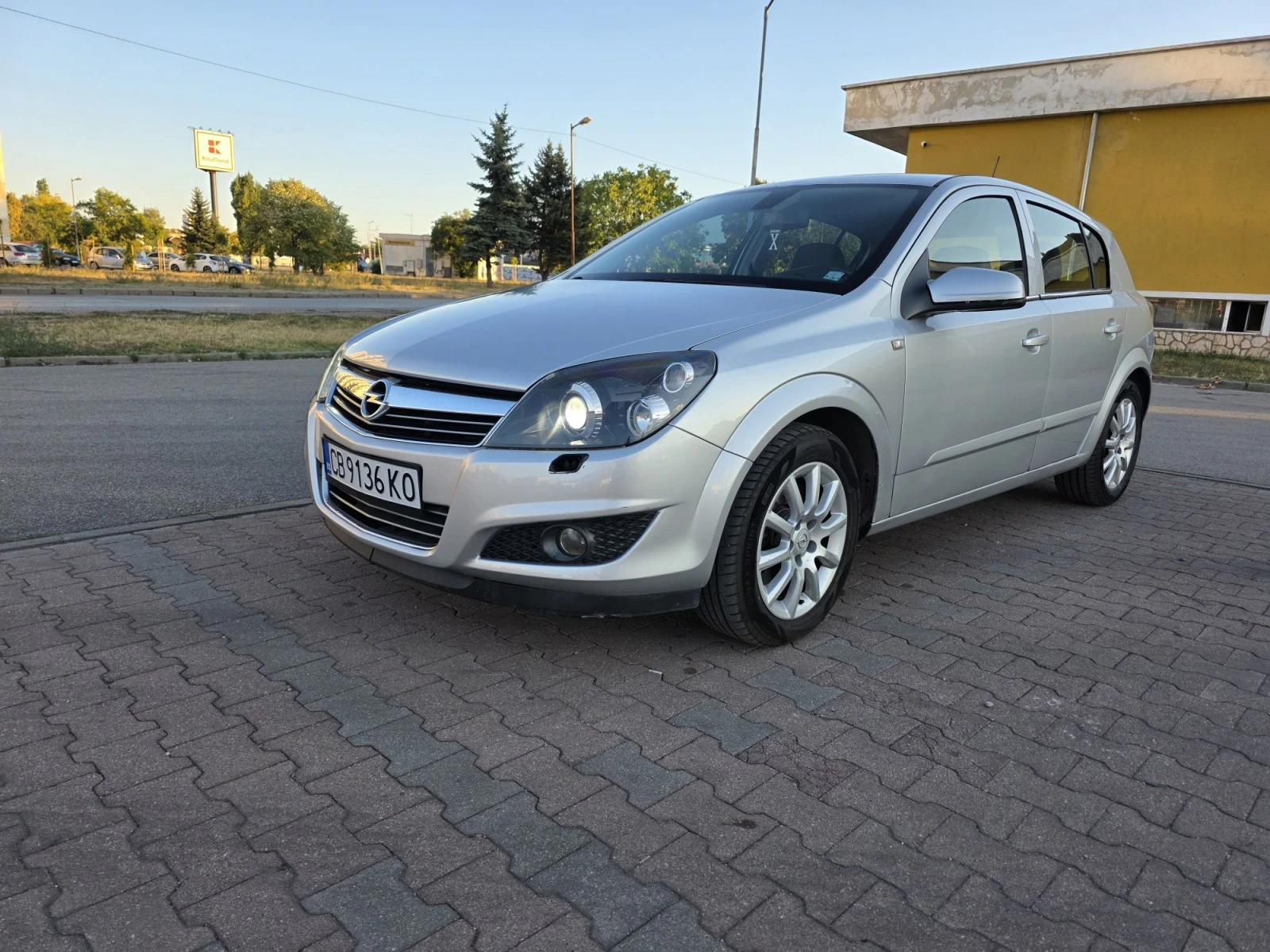 Opel Astra 1.9 cdti 6 степенен автомат, снимка 7 - Автомобили и джипове - 56106381