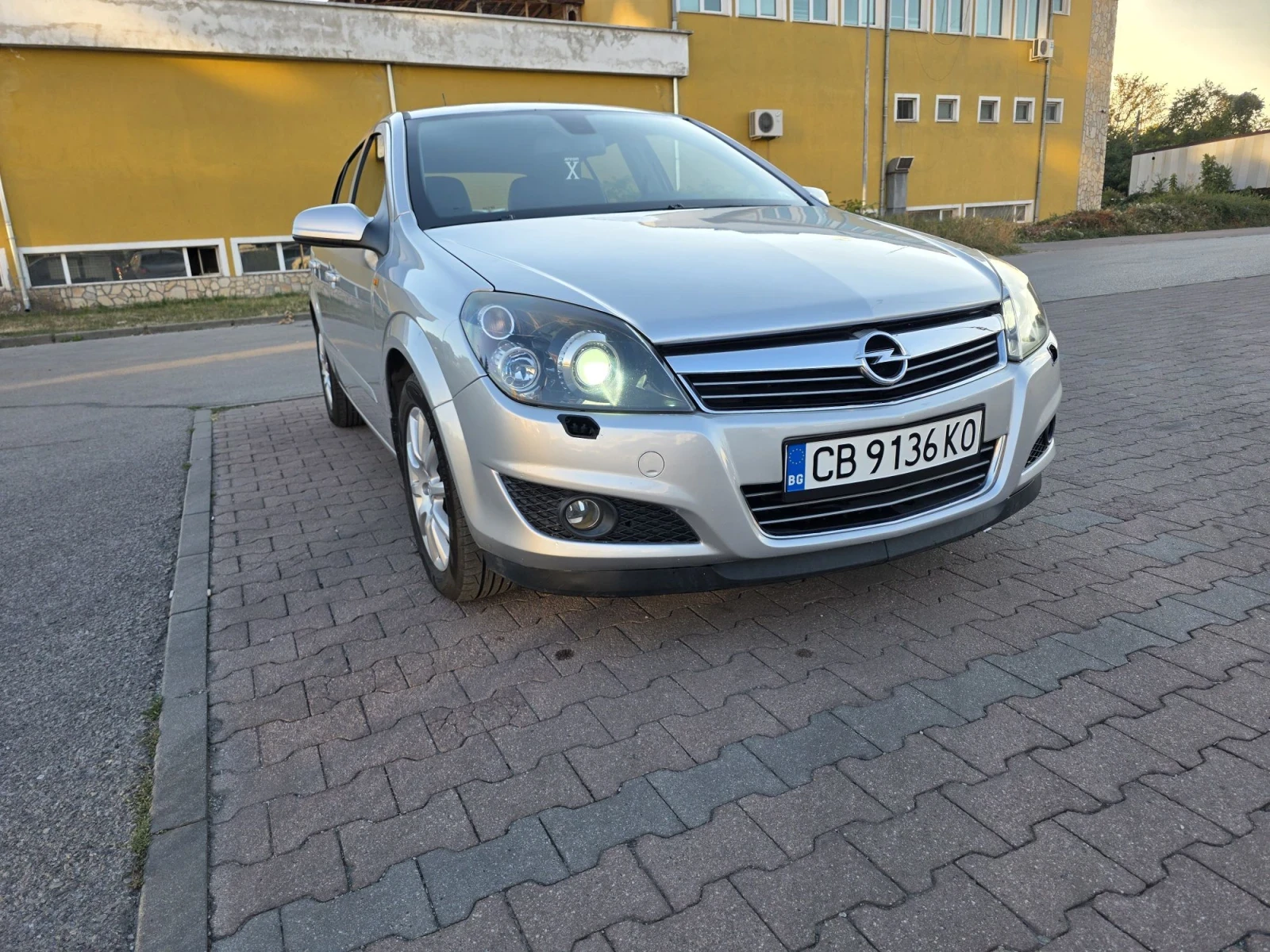 Opel Astra 1.9 cdti 6 степенен автомат, снимка 2 - Автомобили и джипове - 56106381