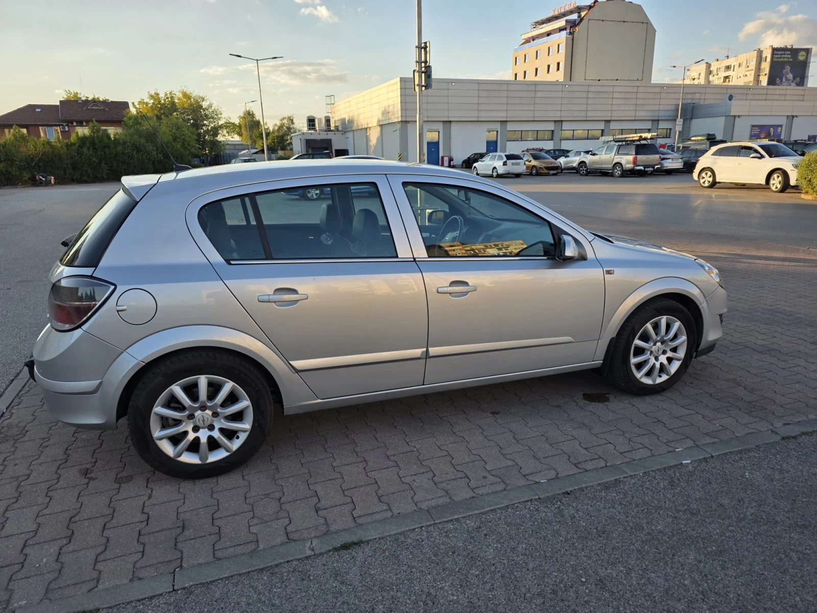 Opel Astra 1.9 cdti 6 степенен автомат, снимка 3 - Автомобили и джипове - 56106381