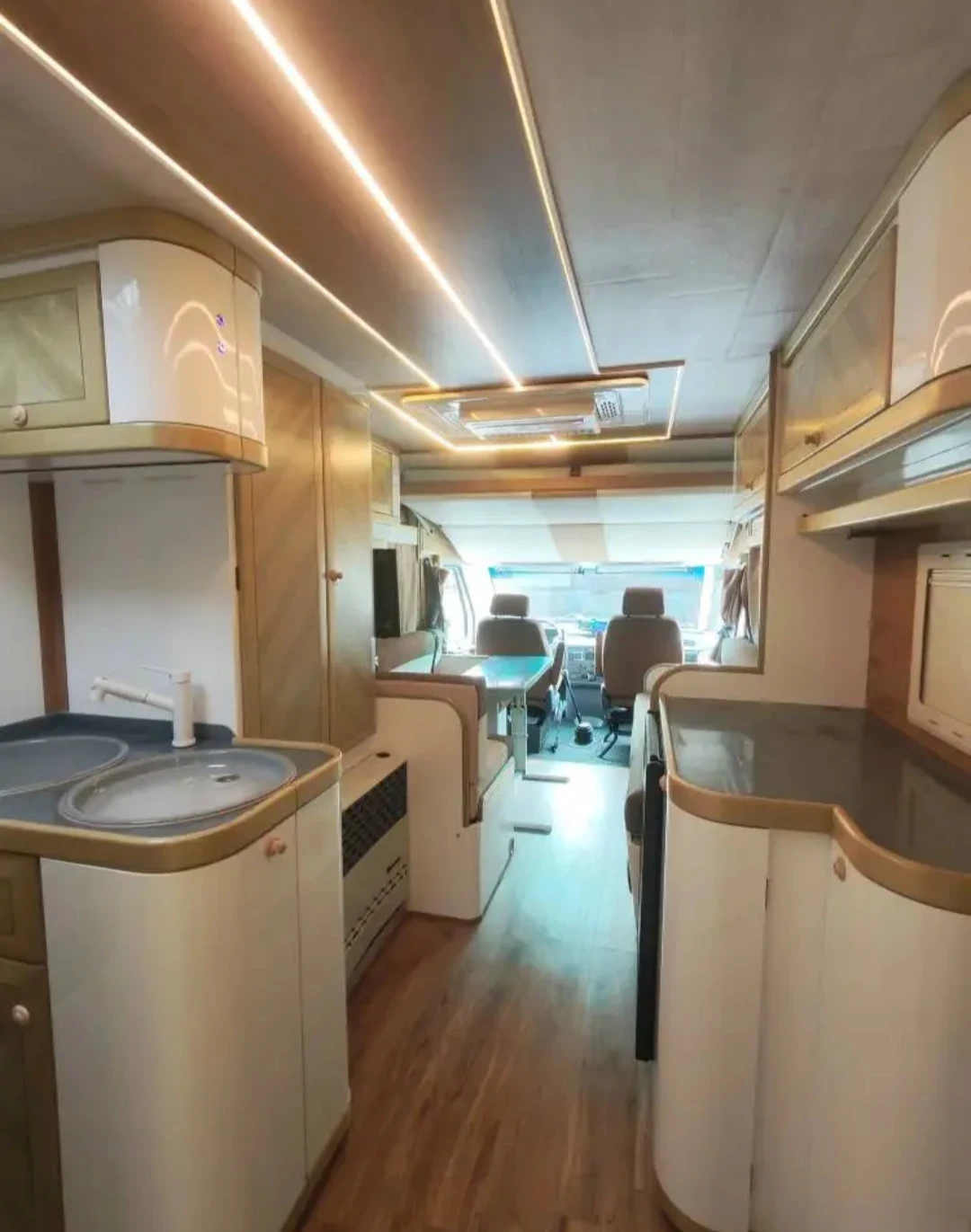 Кемпер Mobilvetta Euro Yacht , снимка 9 - Каравани и кемпери - 56122322