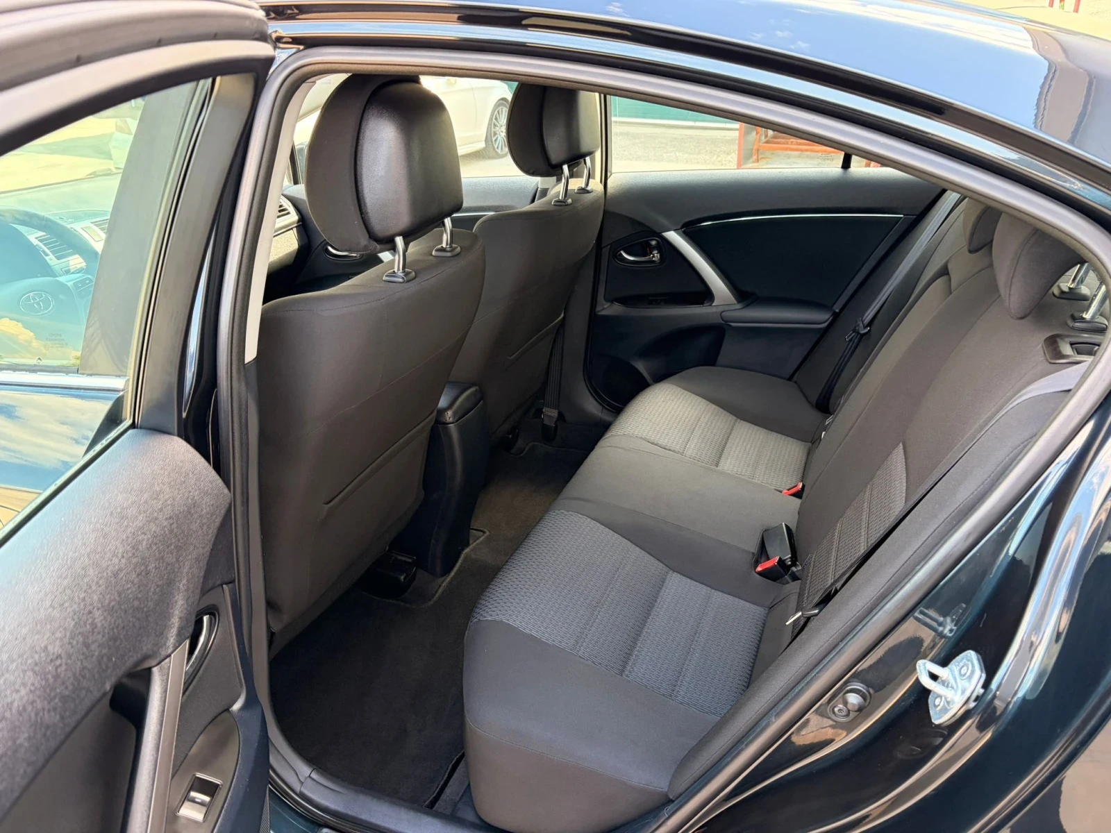 Toyota Avensis, снимка 9 - Автомобили и джипове - 54259025