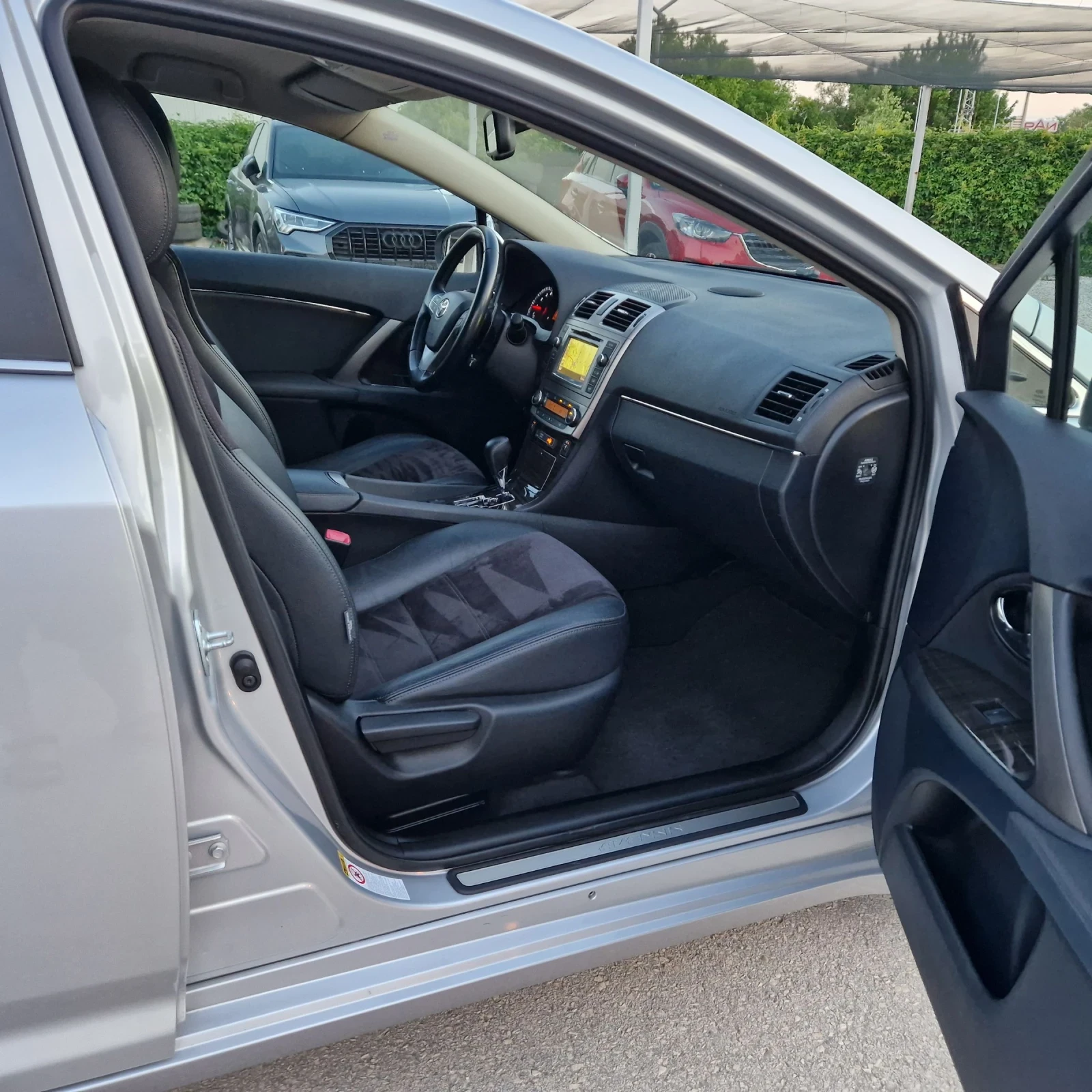 Toyota Avensis 2.0 152к. НАВИ/КЕЙЛЕС/АЛКАНТАРА/ШВЕЙЦАРИЯ , снимка 11 - Автомобили и джипове - 54703387
