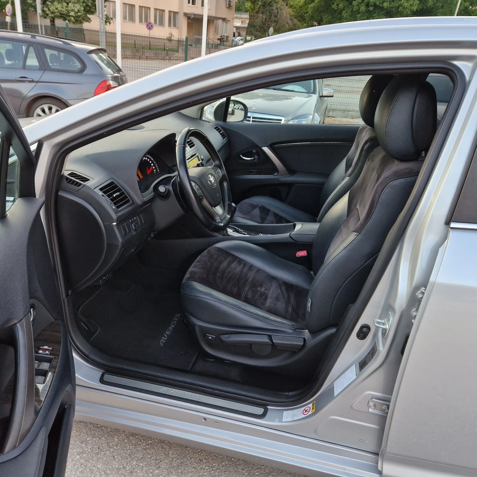 Toyota Avensis 2.0 152к. НАВИ/КЕЙЛЕС/АЛКАНТАРА/ШВЕЙЦАРИЯ , снимка 8 - Автомобили и джипове - 54703387
