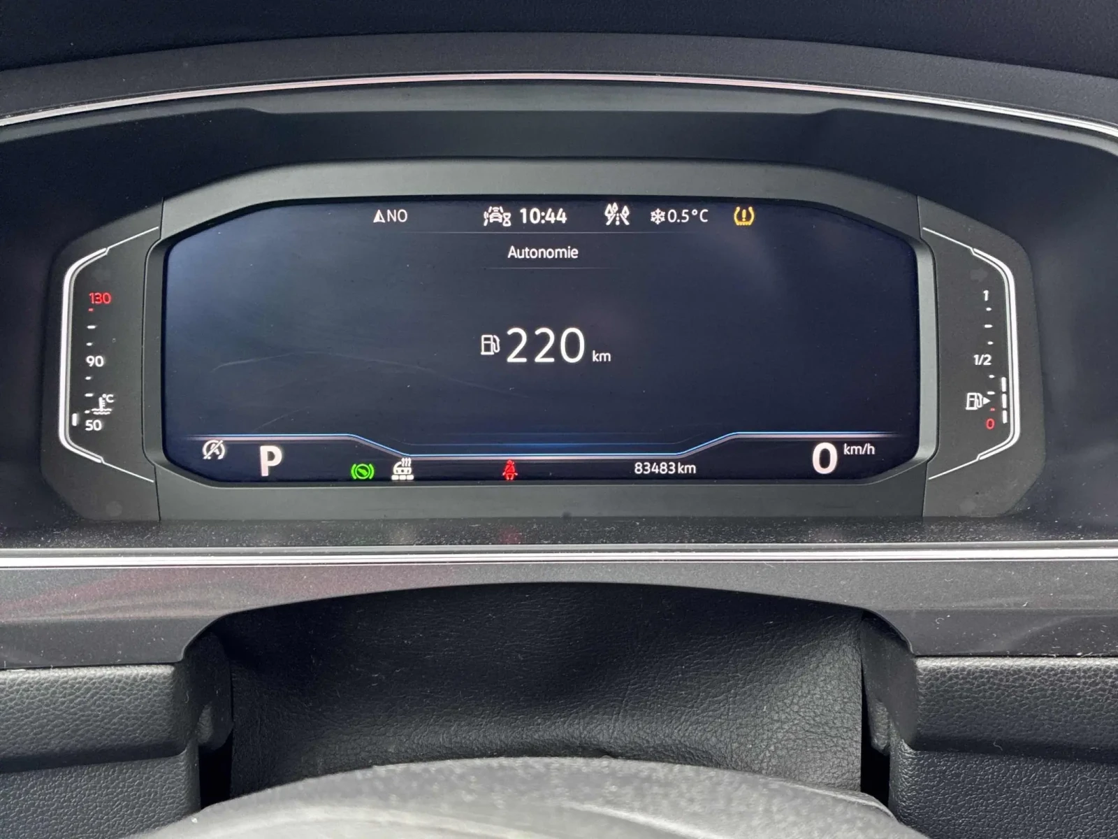 VW Tiguan MOTION R-LINE BLACK * PANO * KEYLESS * ПОДГРЕВИ *  - изображение 9