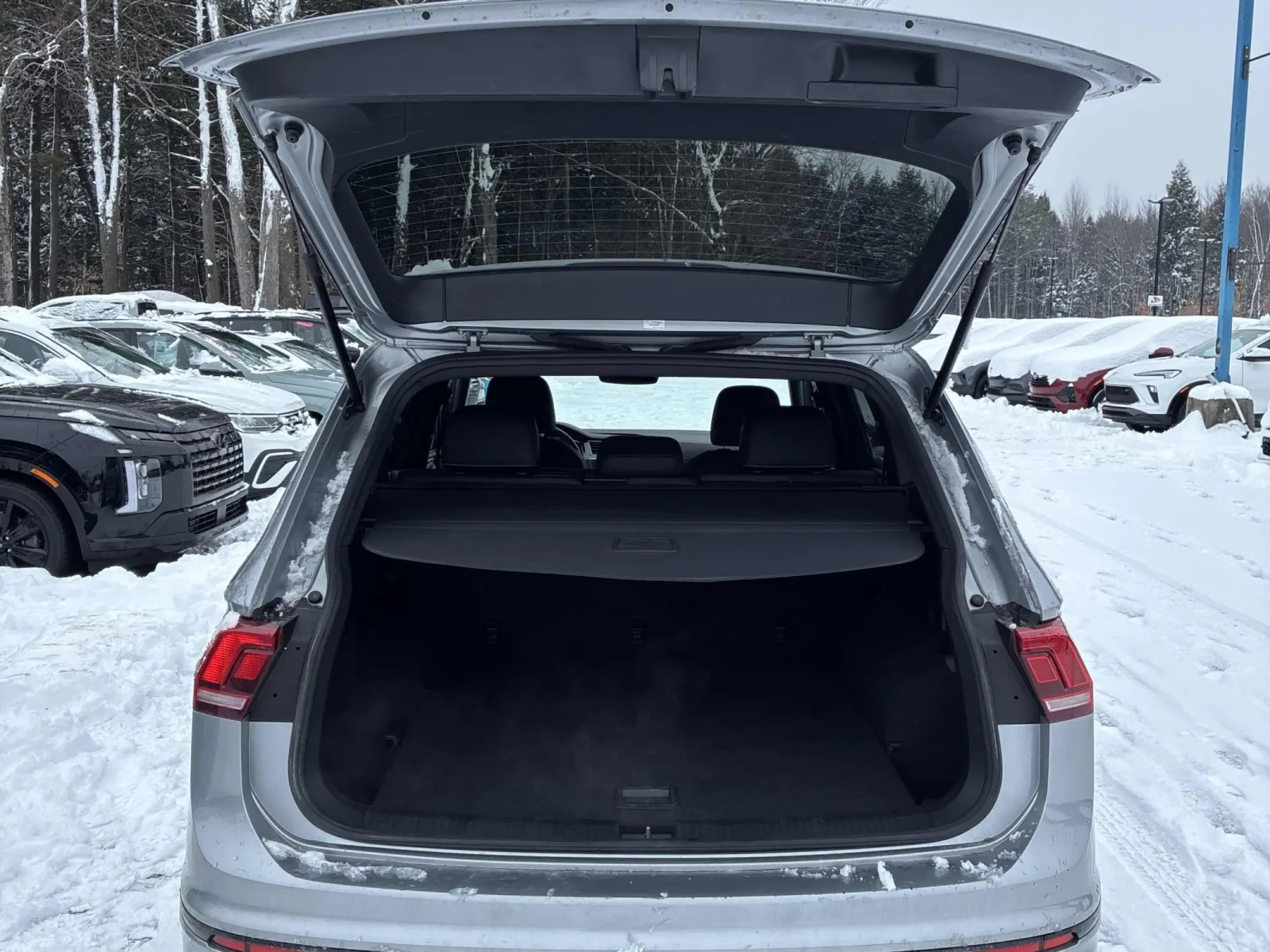 VW Tiguan MOTION R-LINE BLACK * PANO * KEYLESS * ПОДГРЕВИ *  - изображение 6