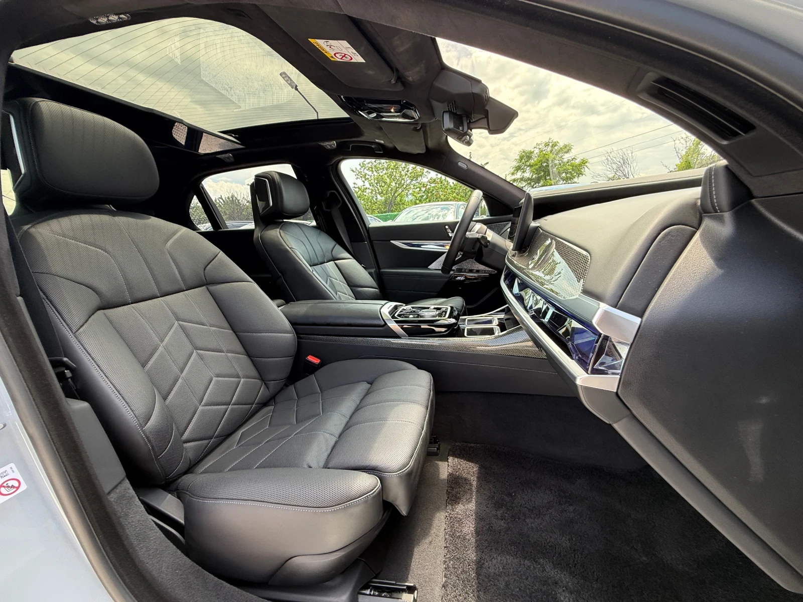 BMW i7 ///M-pack xDrive60, TV, B&W Sound, Panorama , снимка 12 - Автомобили и джипове - 54766833