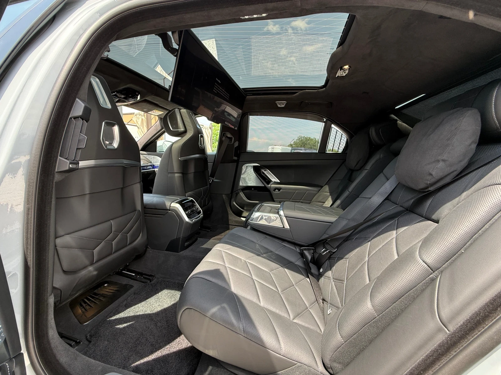 BMW i7 ///M-pack xDrive60, TV, B&W Sound, Panorama , снимка 15 - Автомобили и джипове - 54766833