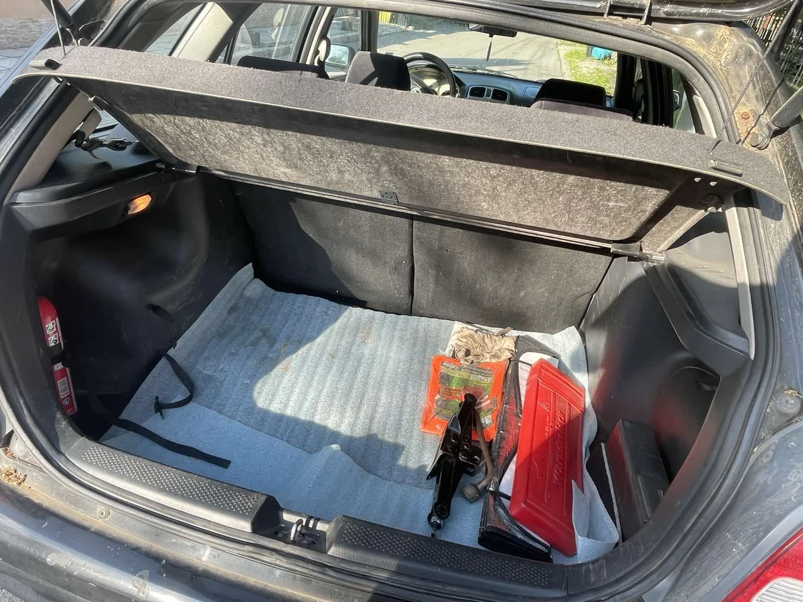 Mazda 323, снимка 9 - Автомобили и джипове - 54772986